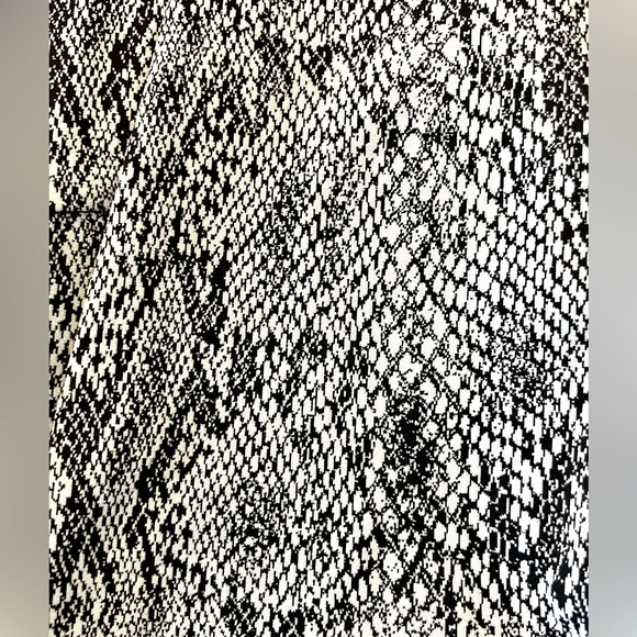 Like new! MPG sport leggings - snakeskin pattern - size M - Picture 8 of 10